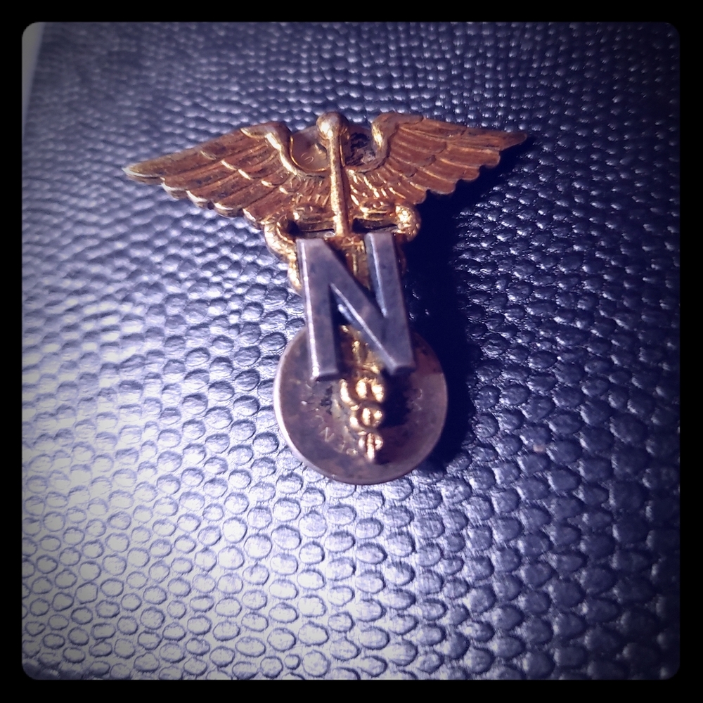 VINTAGE US MILITARY NAVY NURSE MEDICAL SERVICE PIN